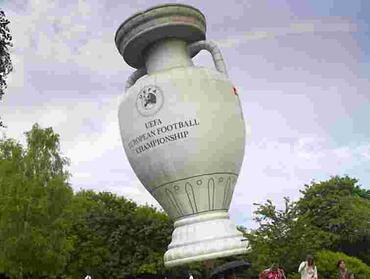 У Львові запустили кулю у вигляді гігантського Кубка УЄФА