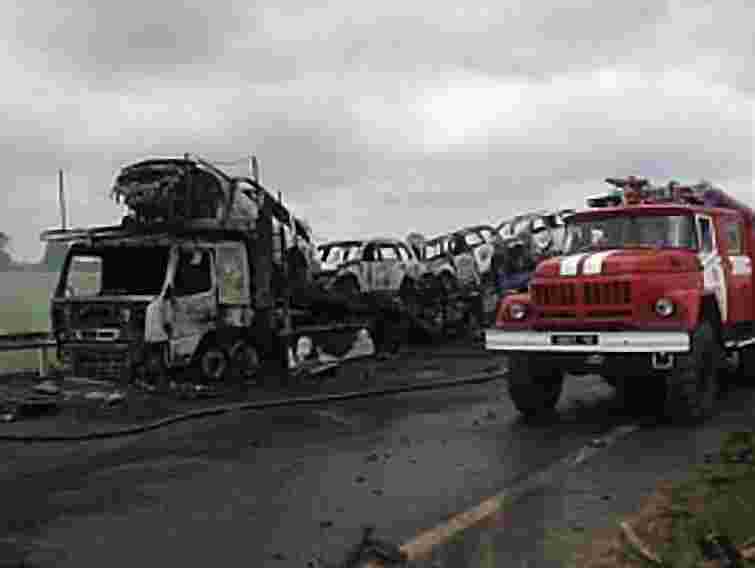 На трасі Київ-Чоп згоріло дві вантажівки і 5 позашляховиків