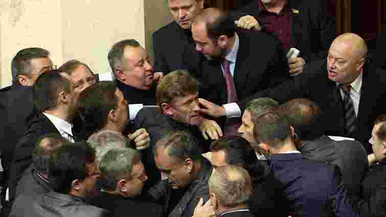 Вечірнє засідання Верховної Ради закрили через бійку. Відео