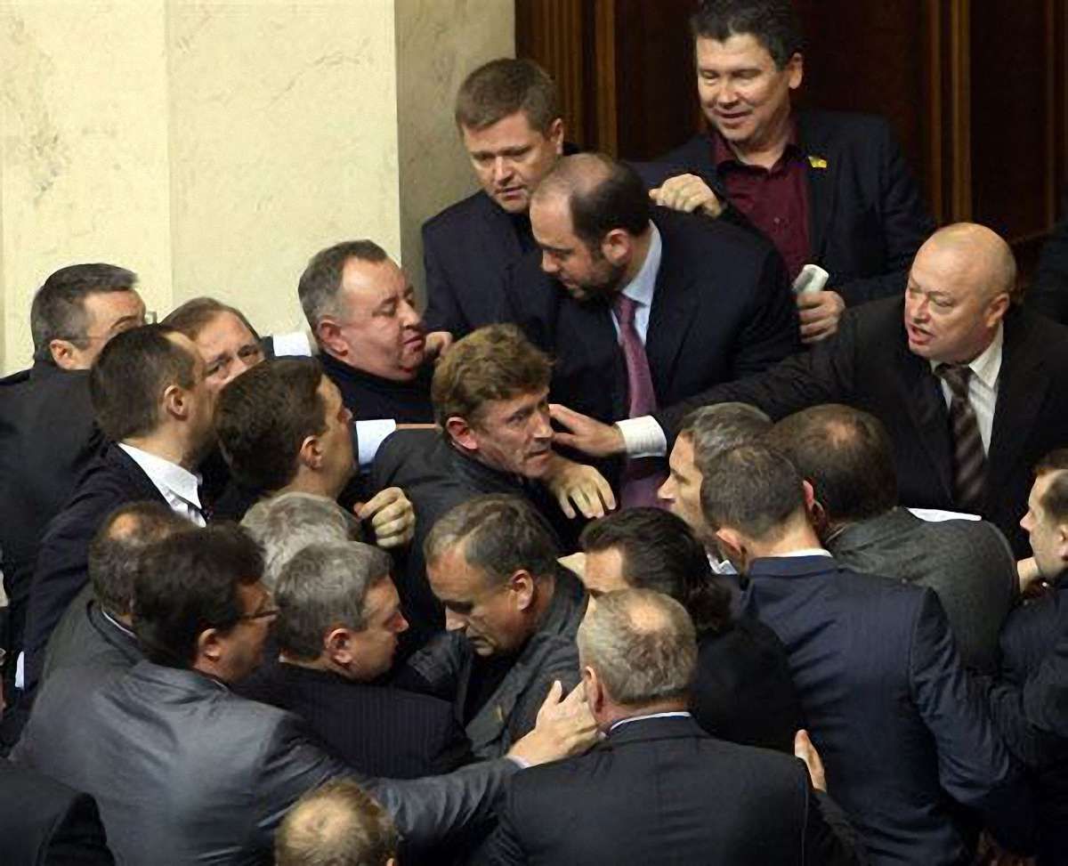 Вечірнє засідання Верховної Ради закрили через бійку. Відео