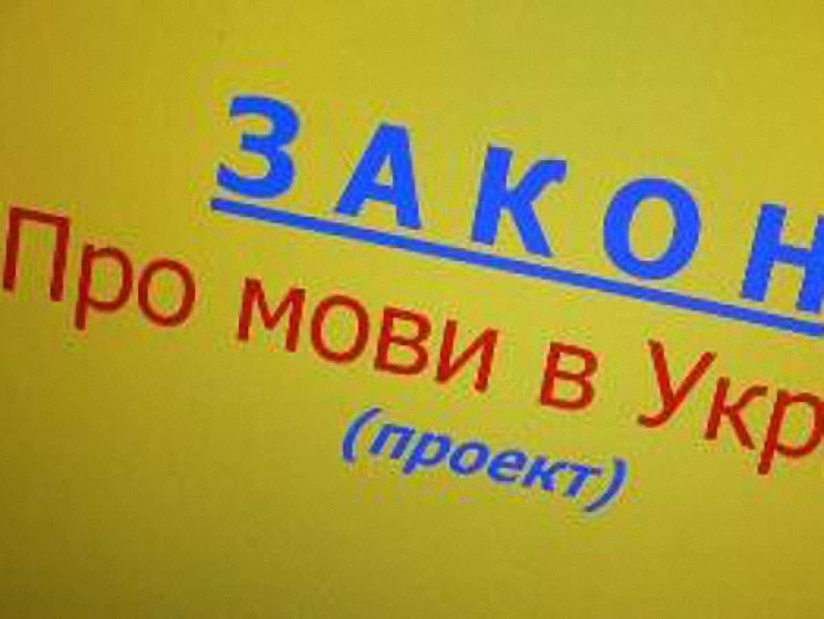 Українською спілкується менше українців, ніж вважає її рідною, - опитування