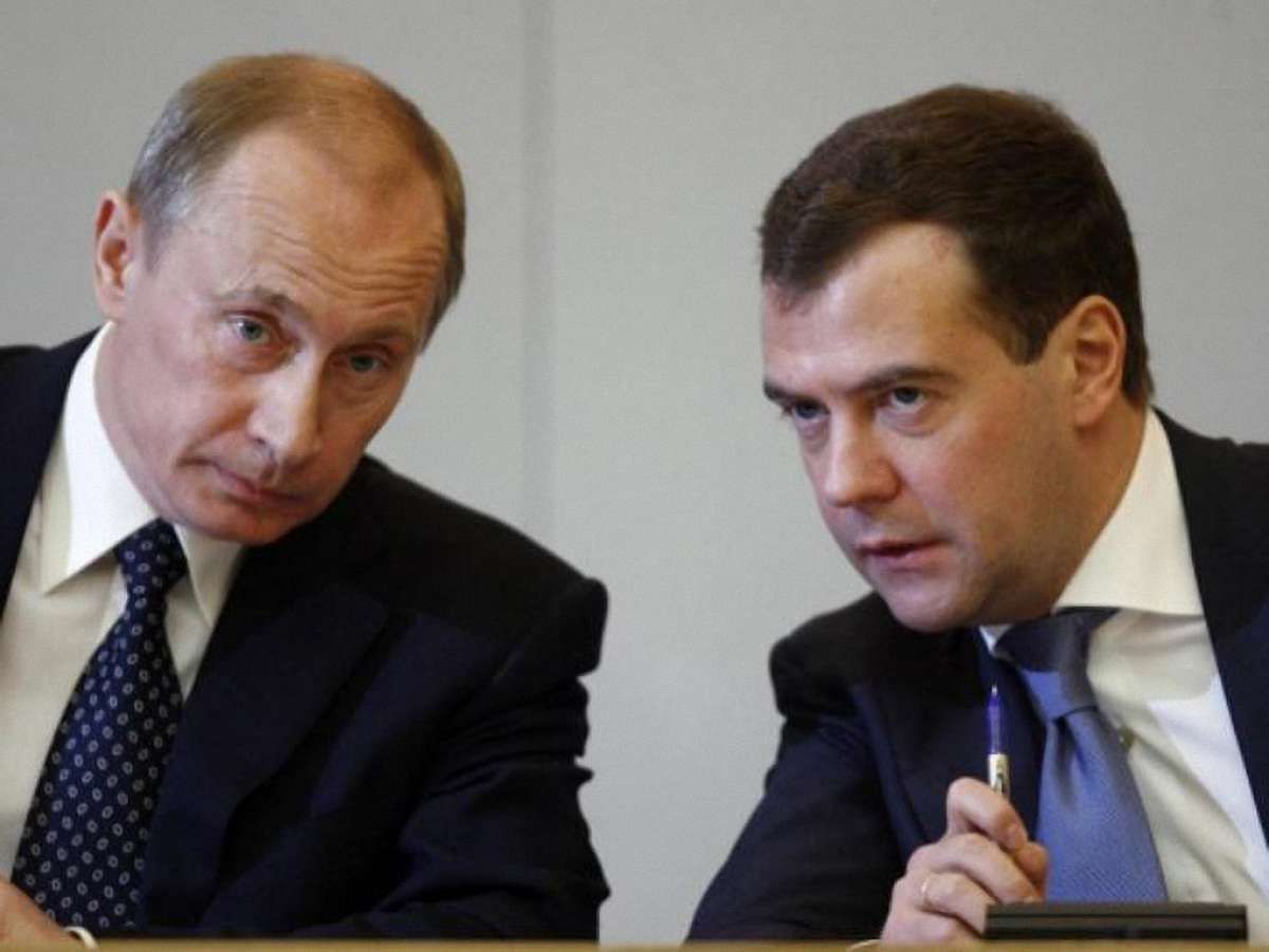 Путін передав «Єдину Росію» Медведєву