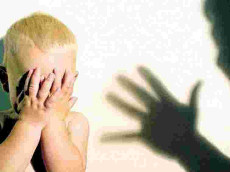 В Україні у кожній десятій сім'ї б’ють дітей, – опитування