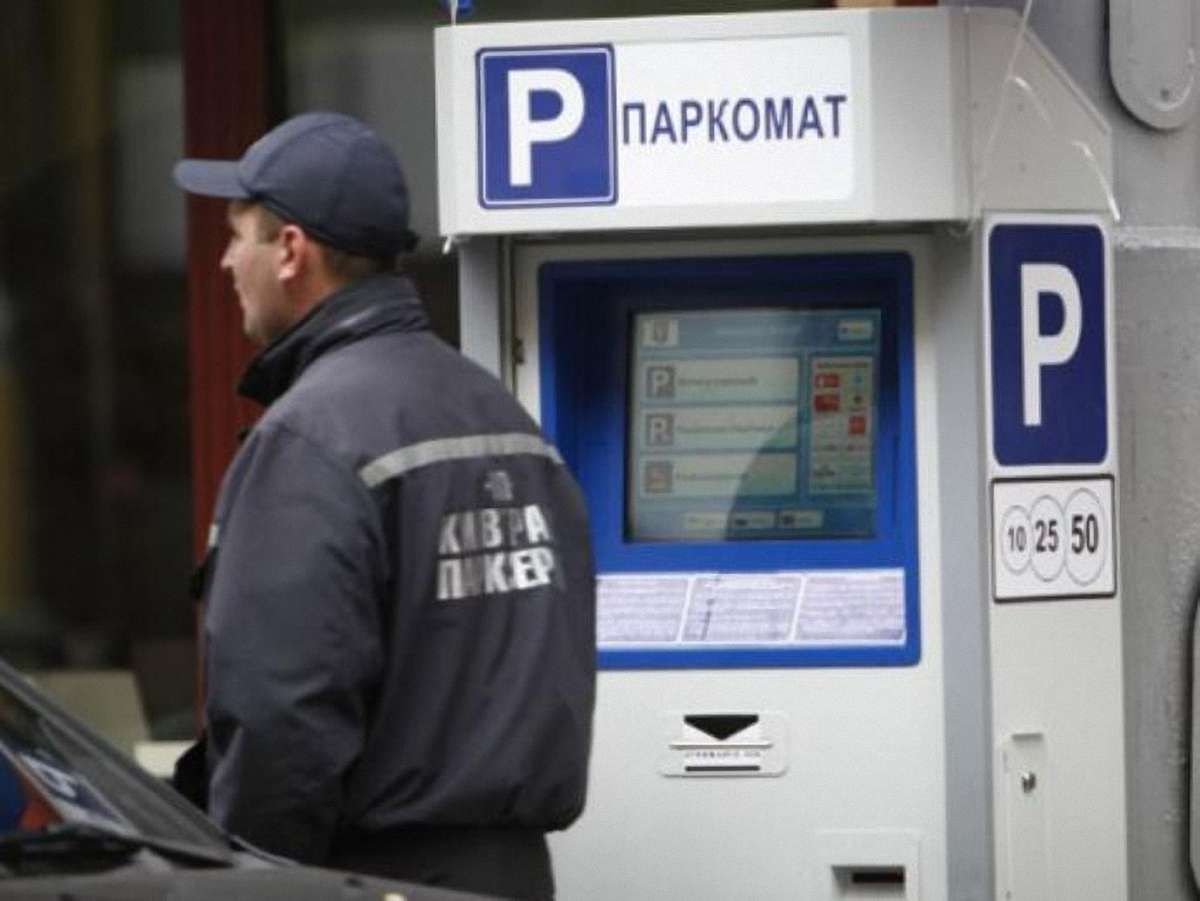 На площі Двірцевій у Львові заборонили  паркувати приватні  авто