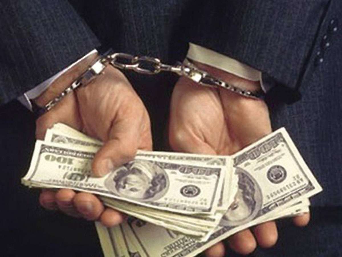 Співробітник Держфінпослуг попався на хабарі