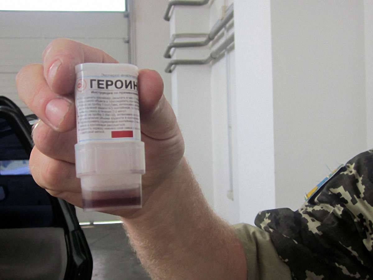 Митники порушили справу за контрабанду 9,5 кг героїну