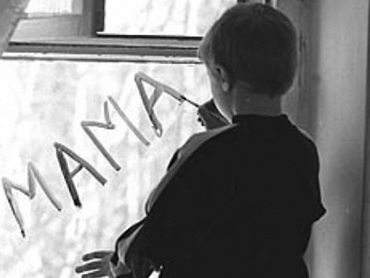 В Україні 77% дітей-сиріт виховується в сім'ях, – Азаров