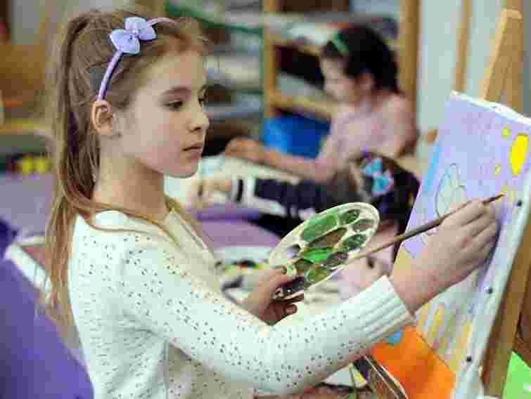 У Львові дітям-сиротам подарують набори для творчості