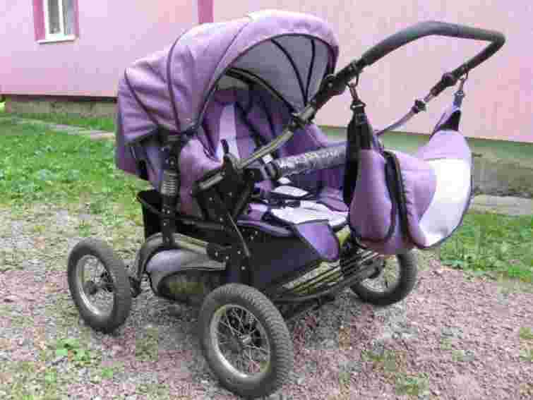 У Львові троє пияків поцупили дитячий візочок, щоб продати