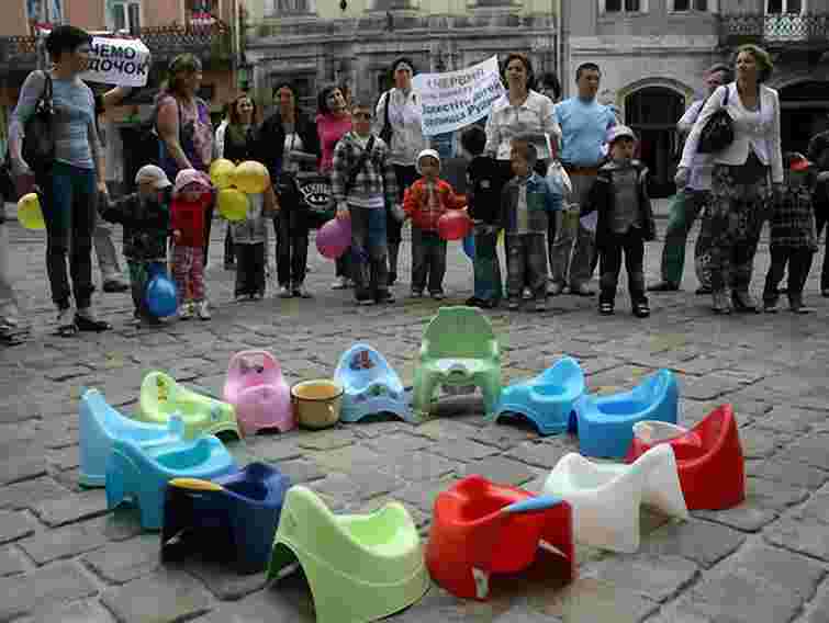 У Львові батьки та діти з Рудно принесли під міськраду горщики