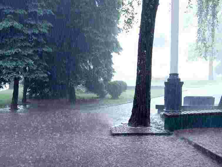 Завтра в Україні дощитиме, в Карпатах – зливи