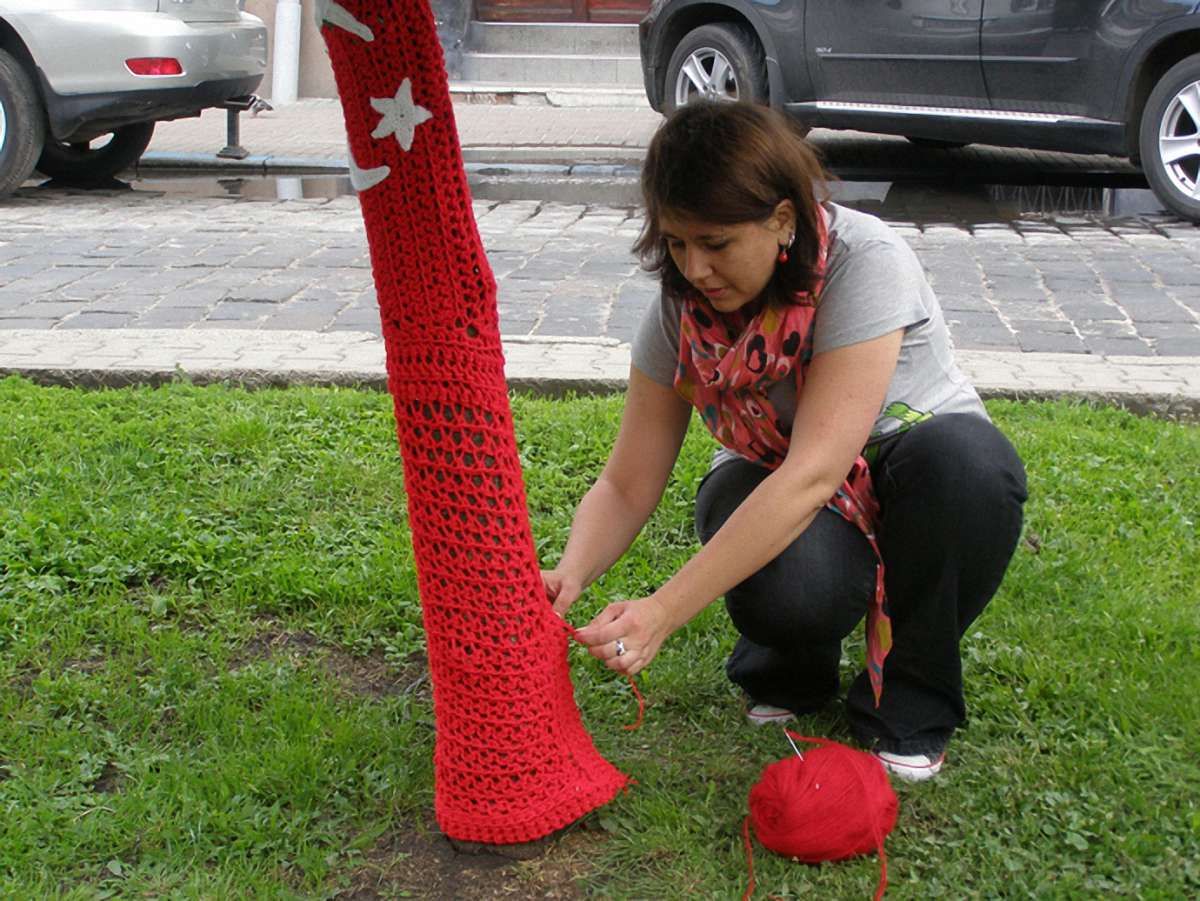 Львівські дерева прикрасили в’язаними прапорами Європи