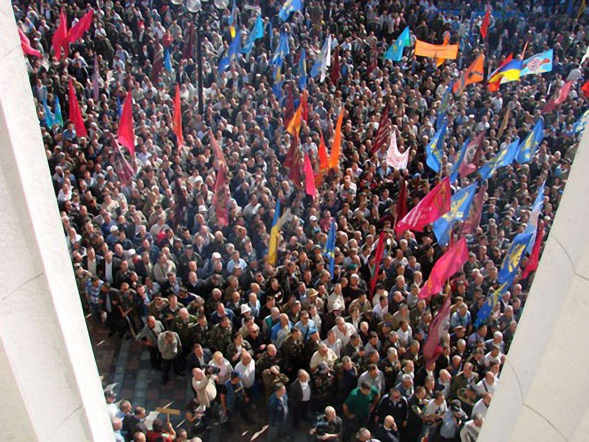 Регіонали привезли своїх "бійців" до Ради, - КУПР