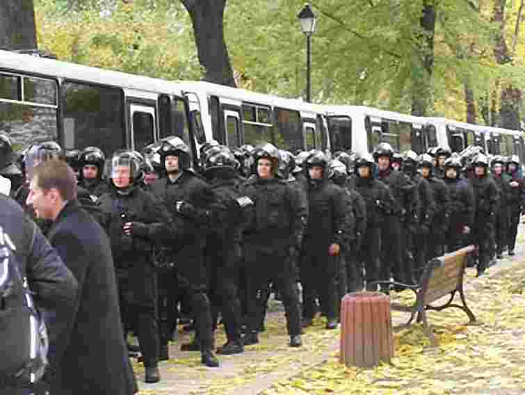 Раду оточила міліція