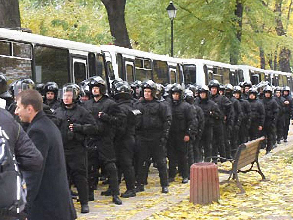 Раду оточила міліція
