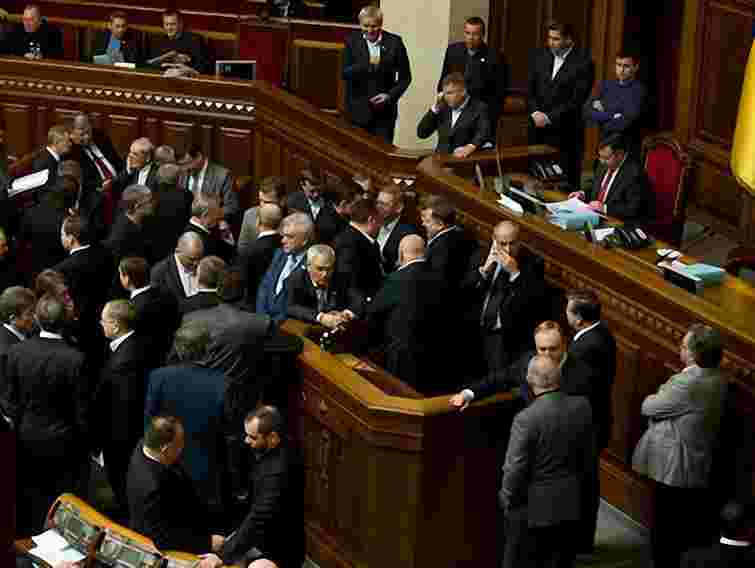 Регіонали заблокували трибуну Ради