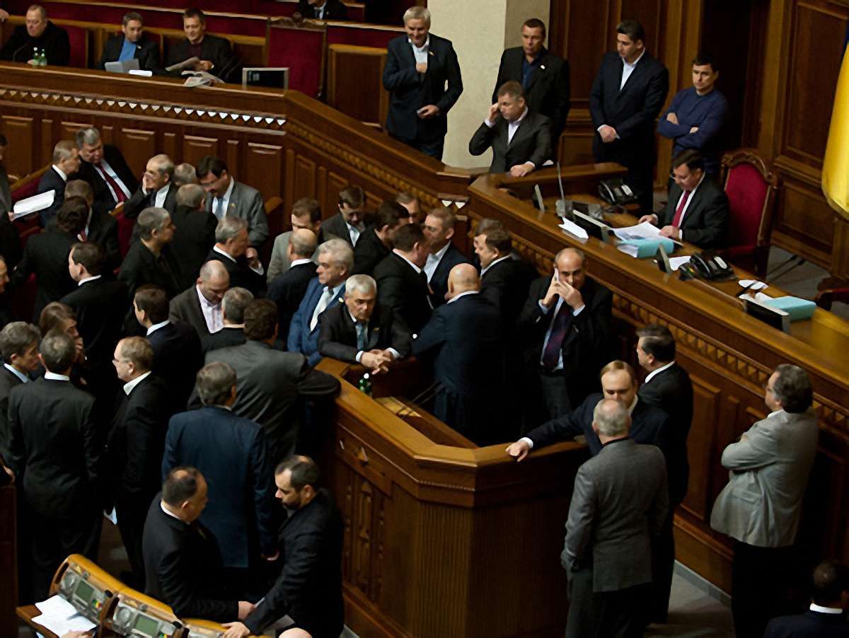 Регіонали заблокували трибуну Ради