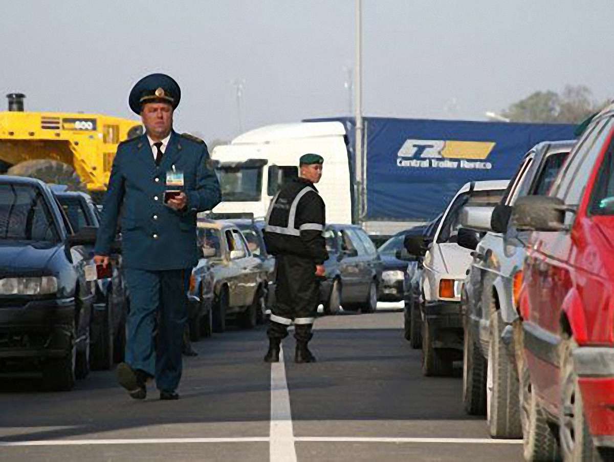 Митники та прикордонники працюють уже в режимі Євро-2012