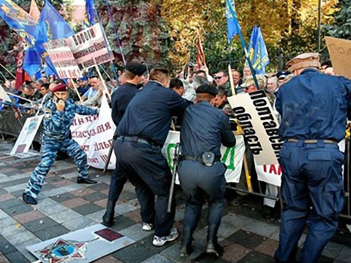 Під Радою відбуваються сутички