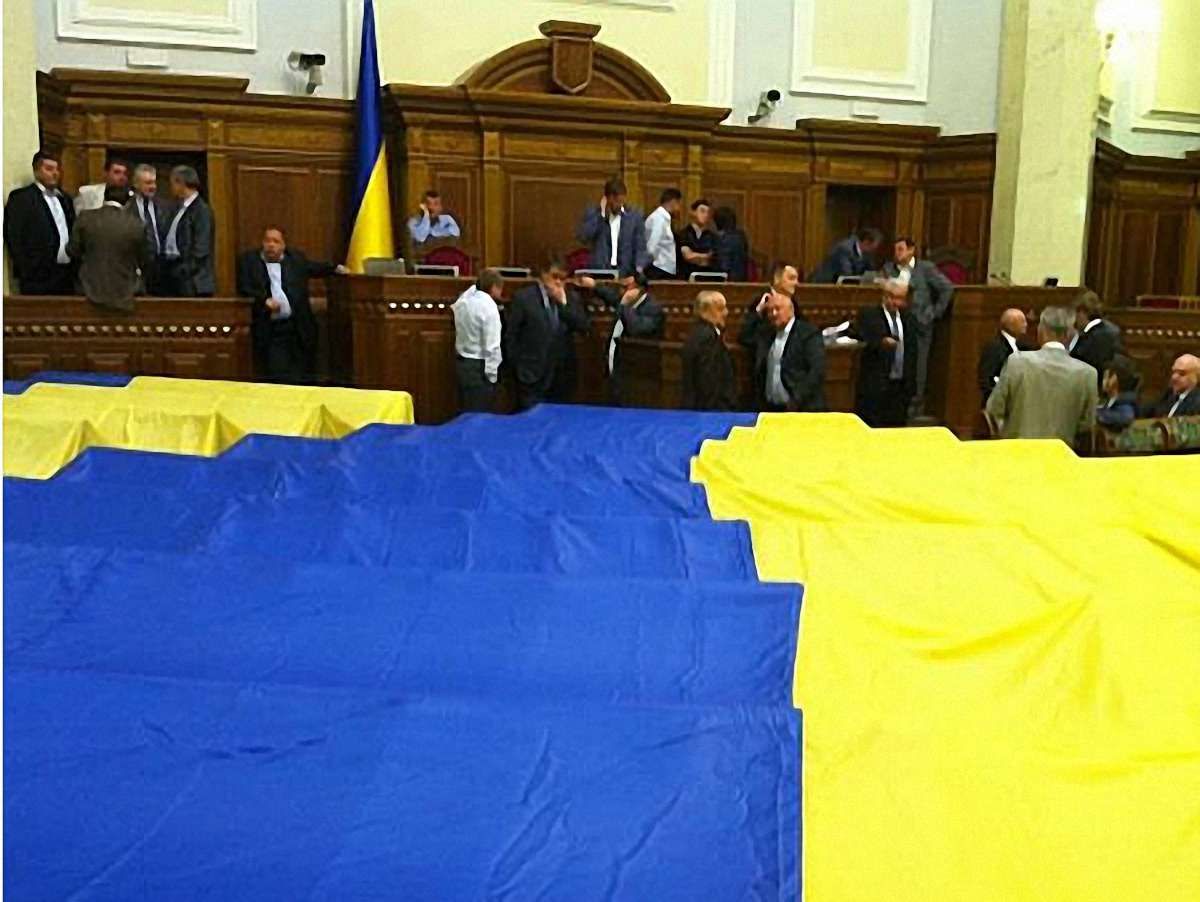 Двоє регіоналів голосувало проти мовного законопроекту. Список