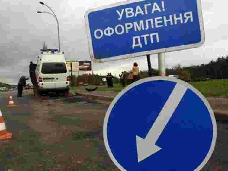 На Львівщині 16-річний мотоцикліст збив двох дівчат