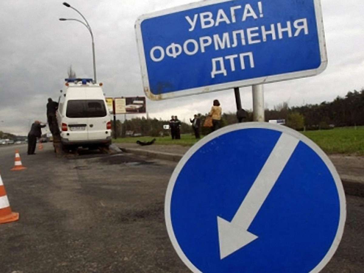 На Львівщині 16-річний мотоцикліст збив двох дівчат