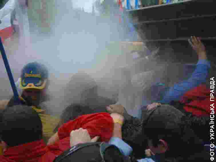 На мітингу у Києві затримали Карпу, а опозиціонеру зламали ребра