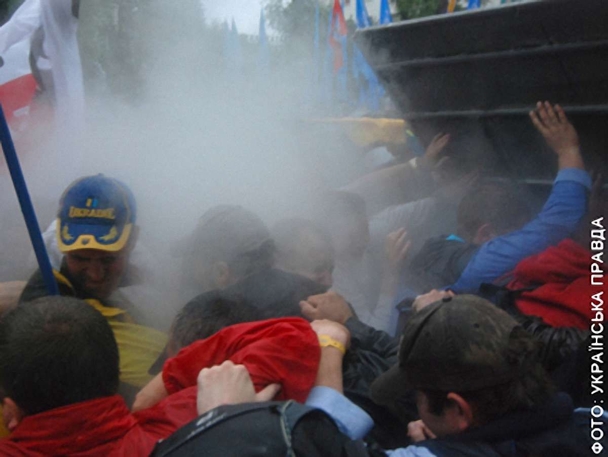 На мітингу у Києві затримали Карпу, а опозиціонеру зламали ребра