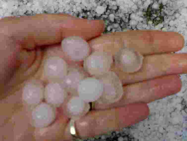 На Тернопільщині град побив вікна в будинках і пошкодив покрівлі