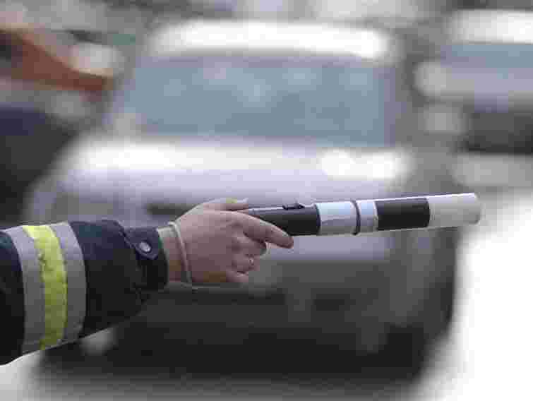 На Львівщині даішники затримали  «квартирників» із пістолетом