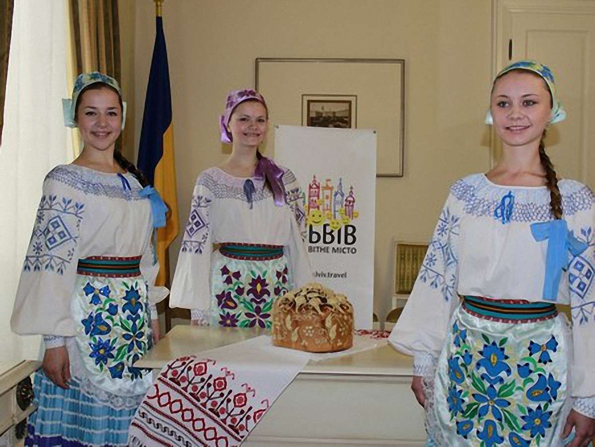 У Львові дві збірні Євро-2012 зустрічатимуть з трьома короваями