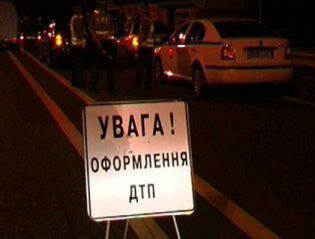У Львові водій врізався в електроопору: пасажир в лікарні