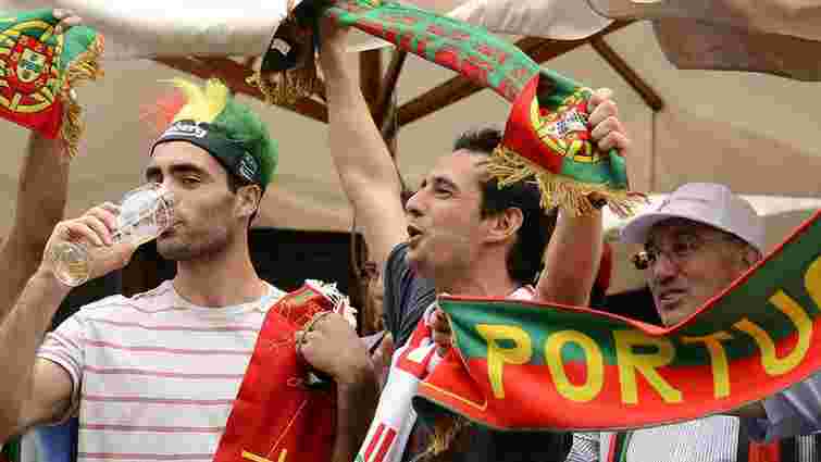 Фани Португалії і Німеччини п’ють пиво і милуються Львовом