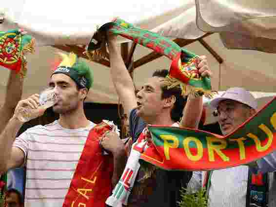 Фани Португалії і Німеччини п’ють пиво і милуються Львовом