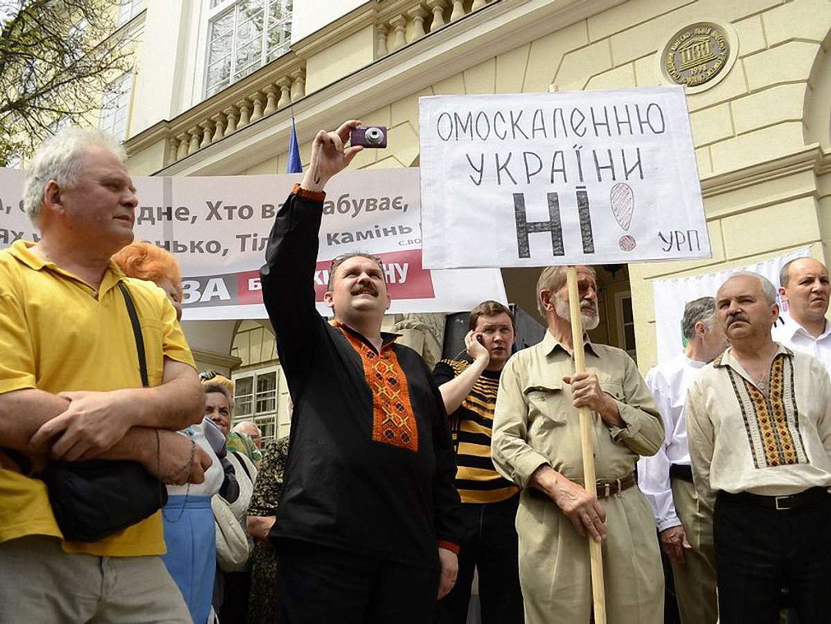 На захист української мови у Львові вийшли ‬близько тисячі осіб