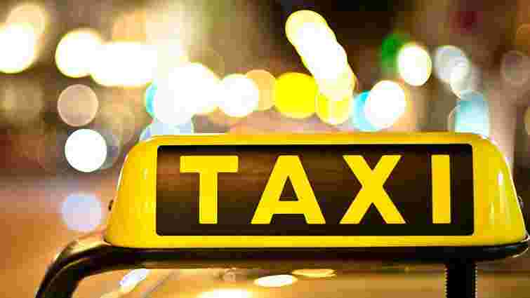 У Львові звільнили двох таксистів, які завищували ціни