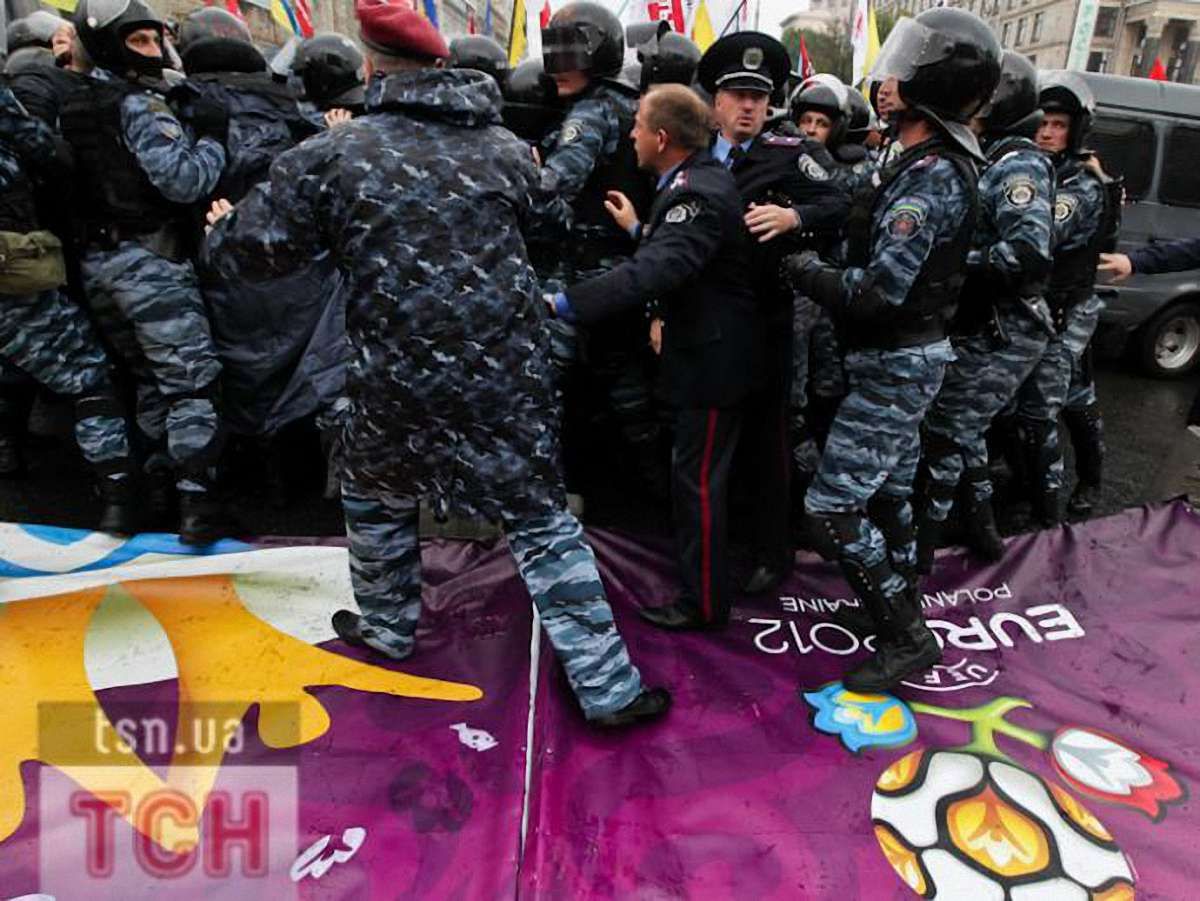 Під «Олімпійським» побилися опозиціонери і «беркутівці»