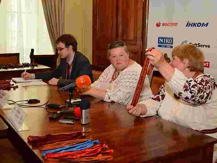 Львів’яни подарують закордонним збірним національні краватки