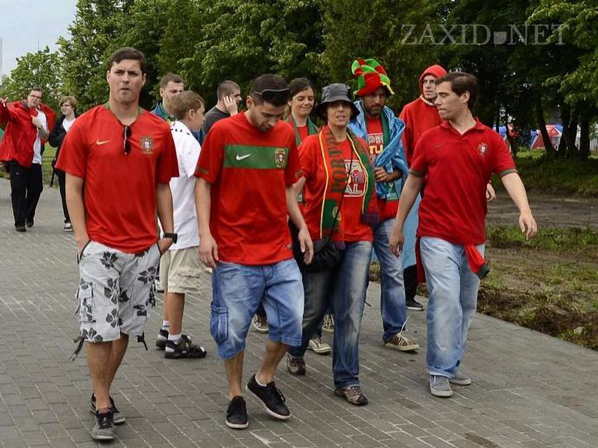Фани у львівському чудо-потязі співають гімн Португалії