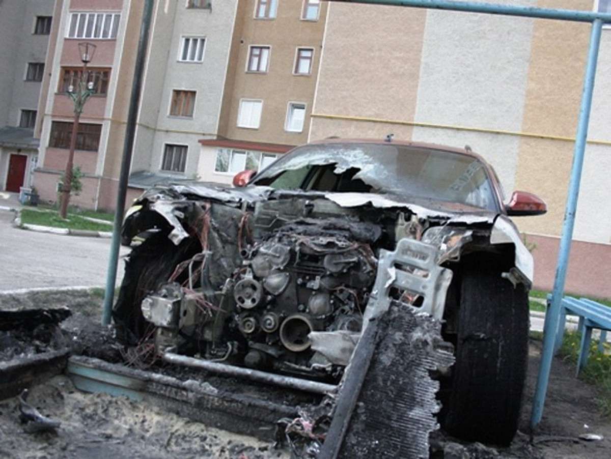 У Львові горіла іномарка