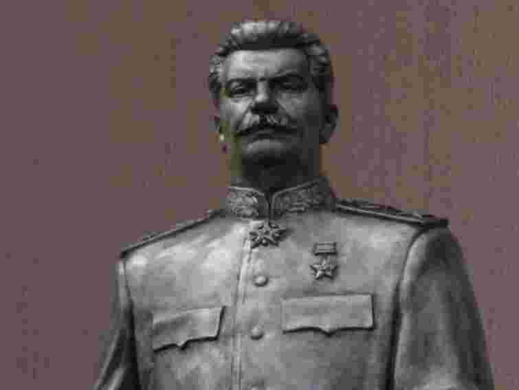 Суд підтвердив вирок тризубівцям за пошкодження погруддя Сталіна