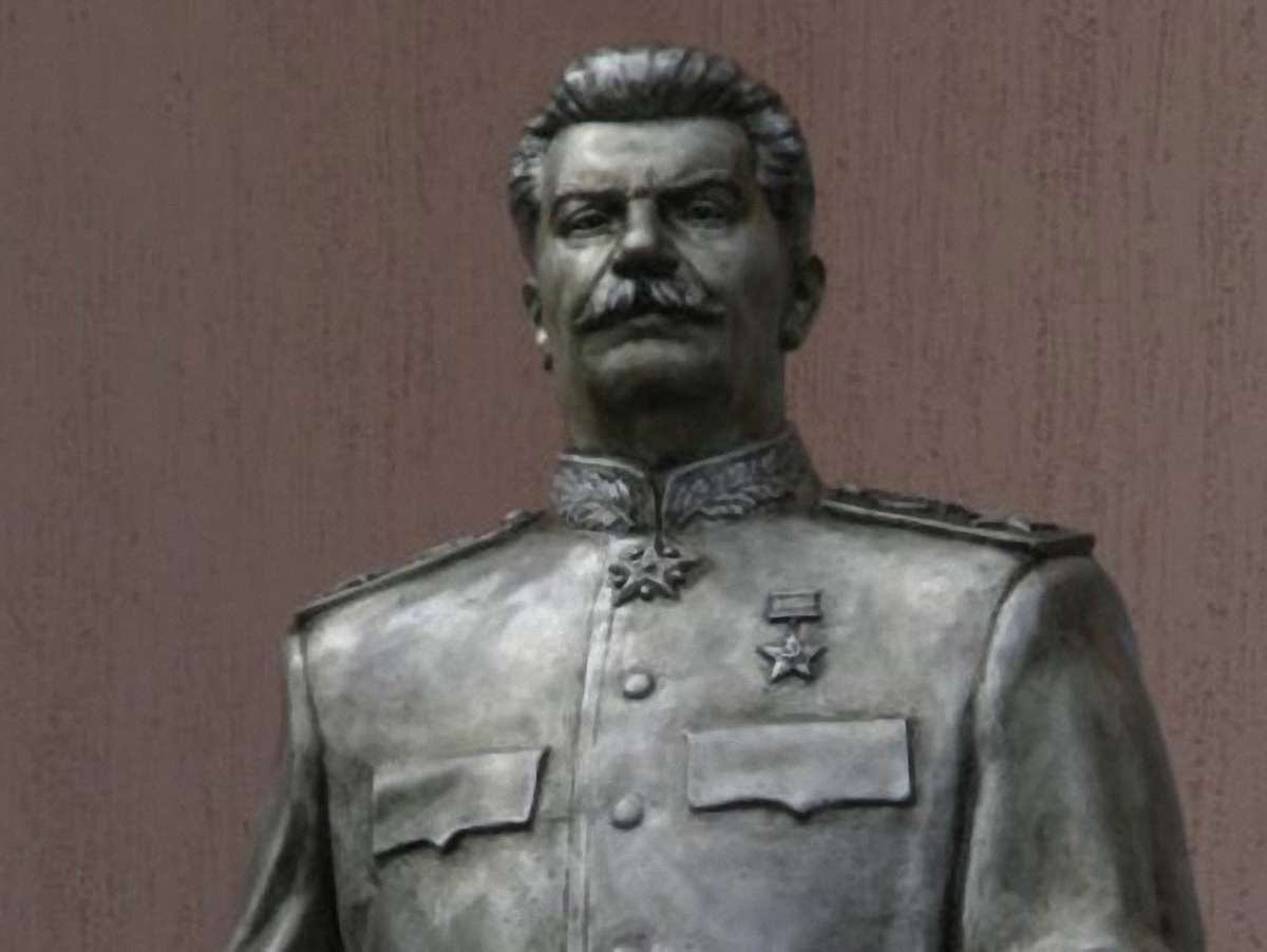 Суд підтвердив вирок тризубівцям за пошкодження погруддя Сталіна