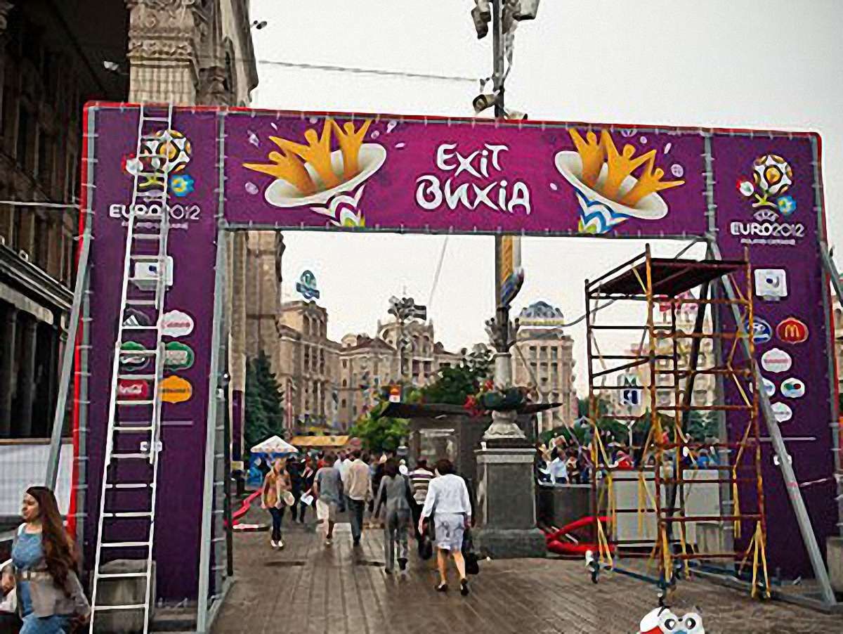 Троє київських школярів вкрали у шведського фана фотоапарат