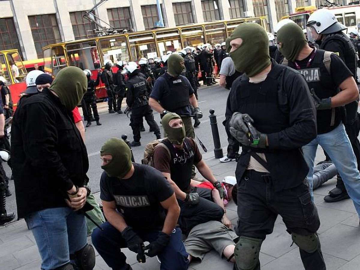 У Польщі опинились за ґратами двоє фанів-росіян, іспанців та 15 поляків