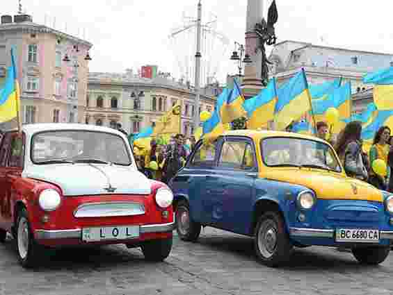 У Львові ретро-«Запорожці» безкоштовно возять фанів