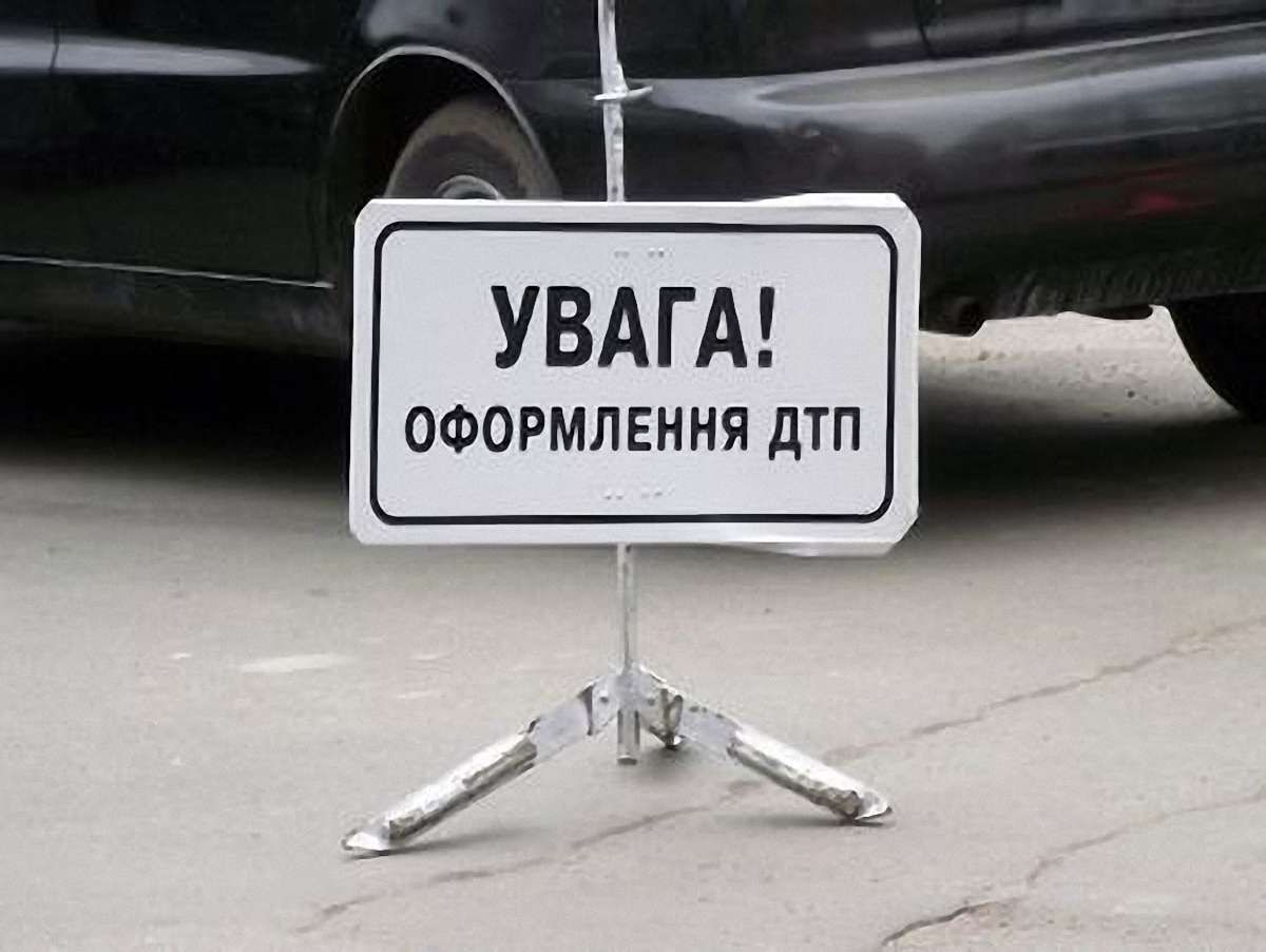 У Львові мотоцикліст на швидкості в’їхав у вантажівку