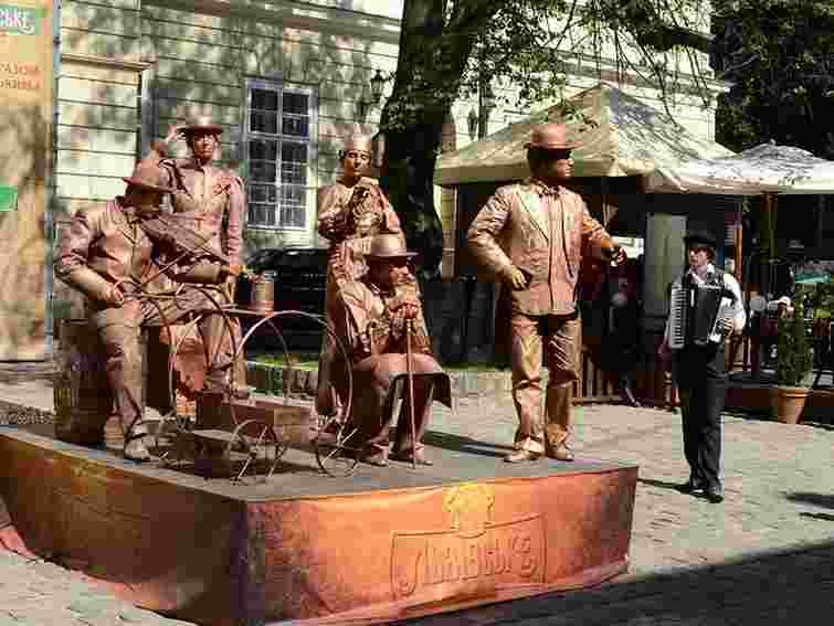 Живі скульптури показали 4 епохи історії Львова 