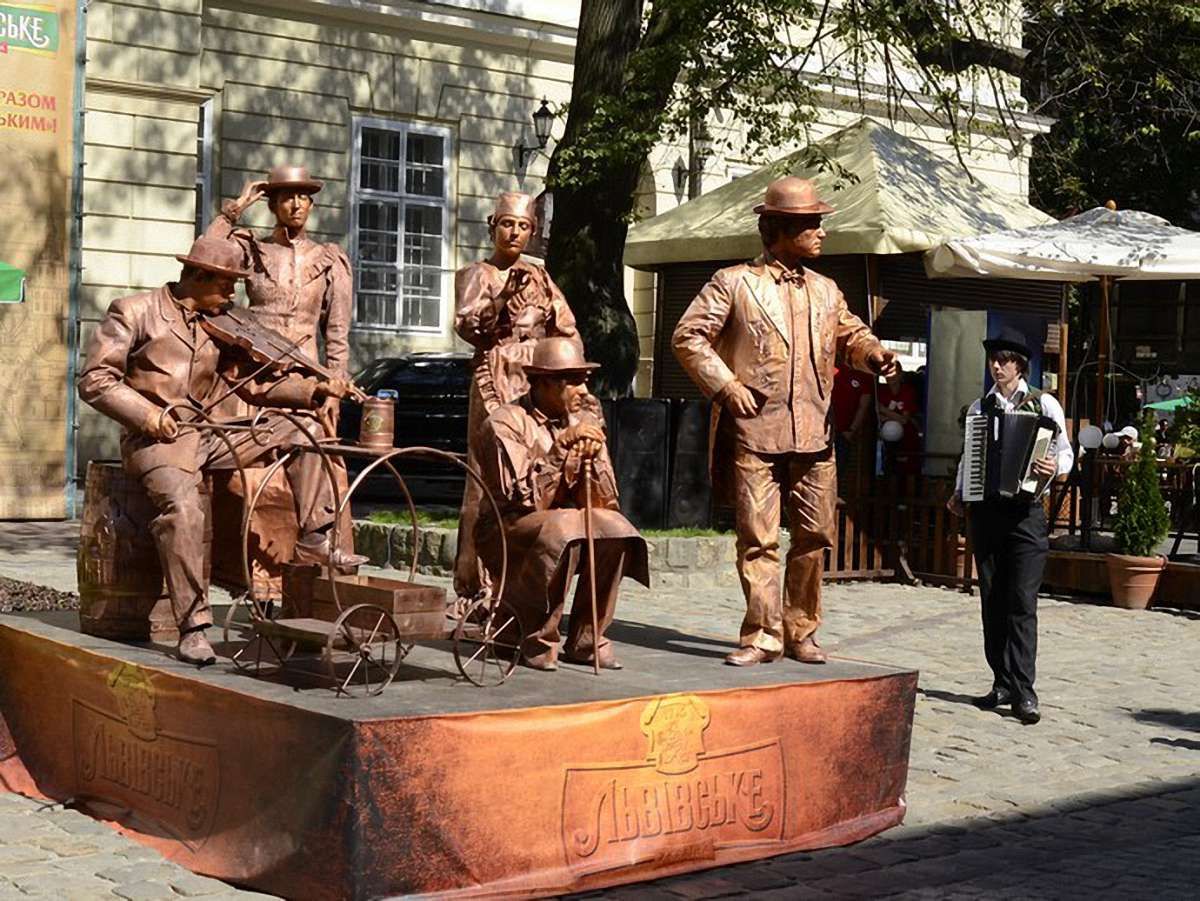 Живі скульптури показали 4 епохи історії Львова 