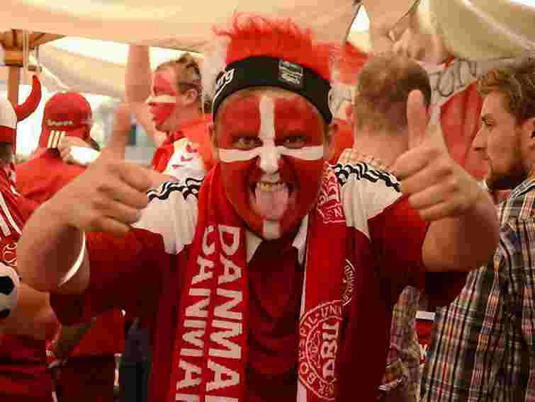 У Львові перед матчем німецькі і данські фани змагаються співом