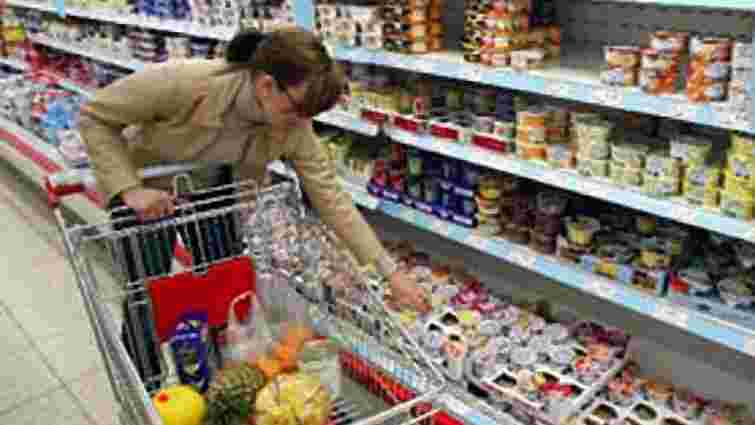 Левову частку зарплати українці витрачають на їжу та компослуги
